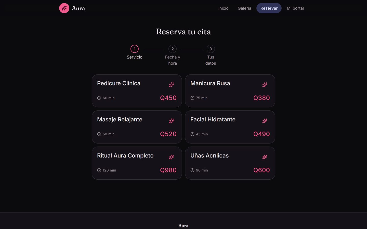 Sitio de clientas de Aura: reserva en tres pasos, eligiendo servicio con precio y duración